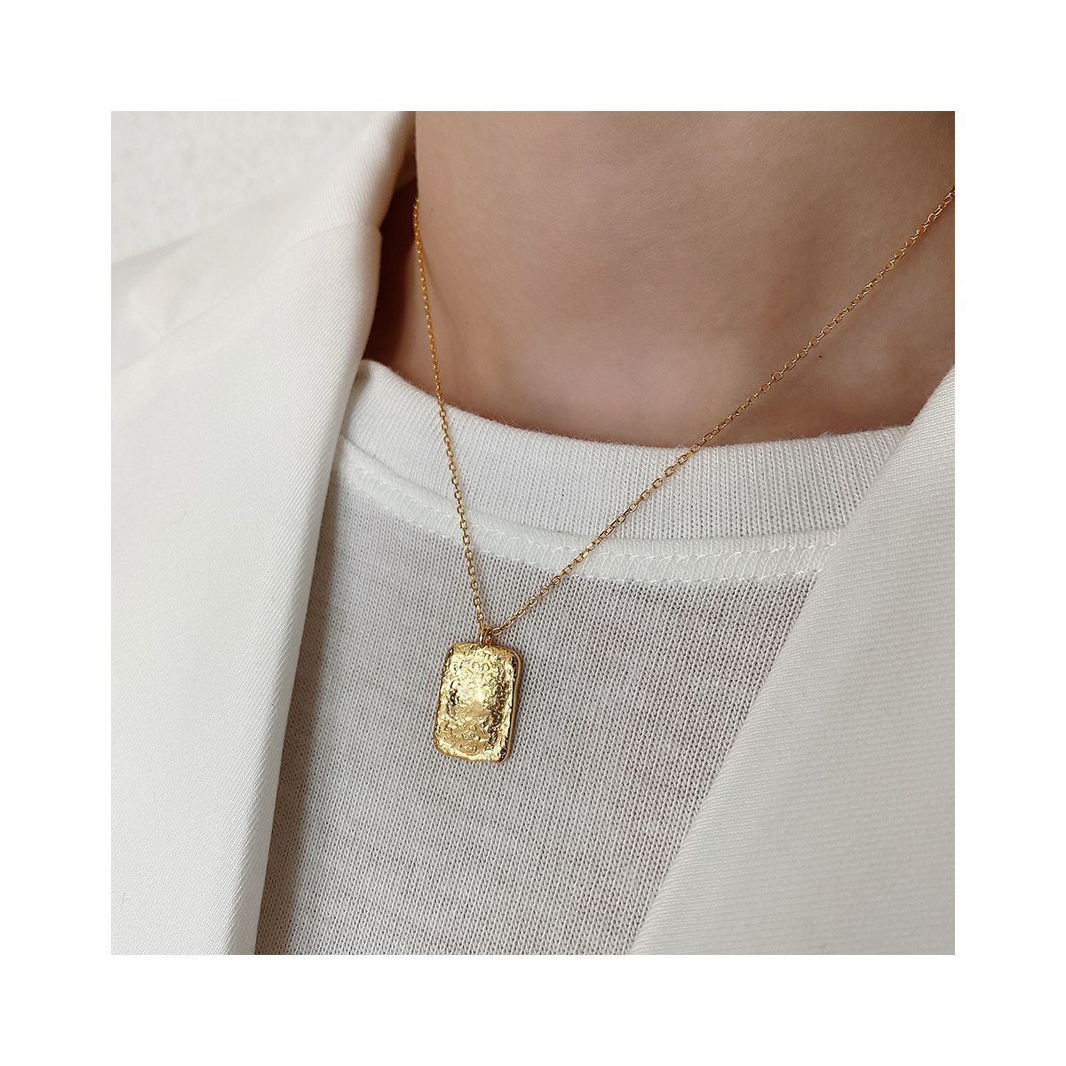 Arya Rectangle Pendant Necklace in Gold